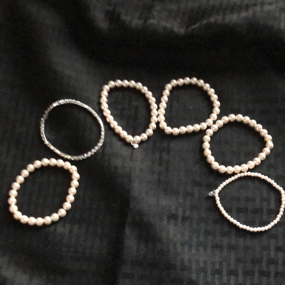 Blush pearl and rhinestone bracelet set. EUC!